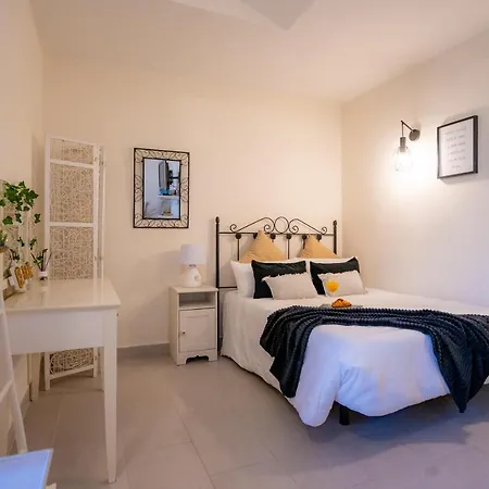 Апартаменты Aroa Beach *